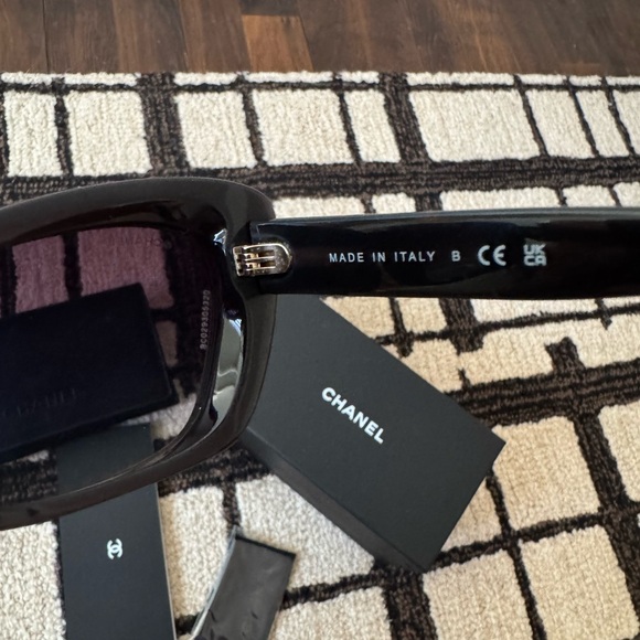 Chanel sunglasses in perfect condition. - Picture 7 of 11